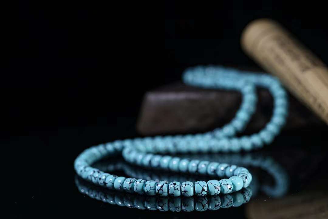 乌兰花拼接老型念珠，乌兰花分布均匀，颜色超级好看。参考尺寸:9*8mm