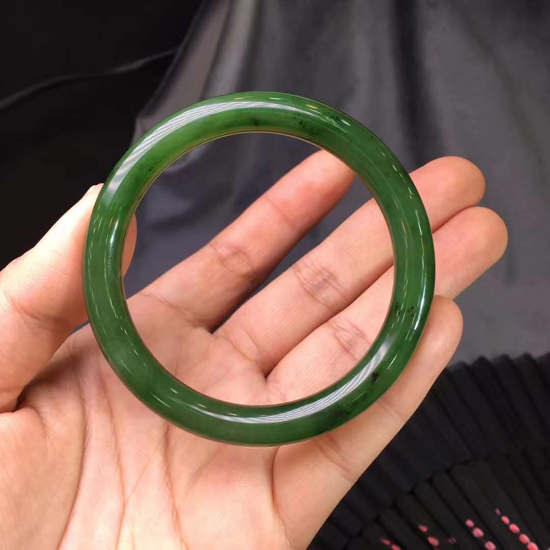 和田碧玉圆条手镯，冰底辣绿色，赠权威证书‼️圈口：54mm，宽：8mm，厚：7.5mm